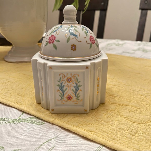 Vintage Collection Porcelain Jar NWT - Picture 3 of 6